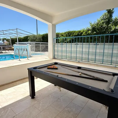 Hayat 6 Yatak Odali Oeluedenize Yakin