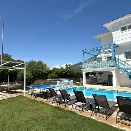 Hayat 6 Yatak Odali Oeluedenize Yakin Villa