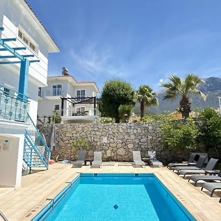 Hayat 6 Yatak Odali Oeluedenize Yakin Villa Fethiye