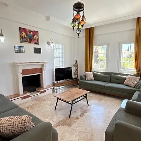 Hayat 6 Yatak Odali Oeluedenize Yakin *